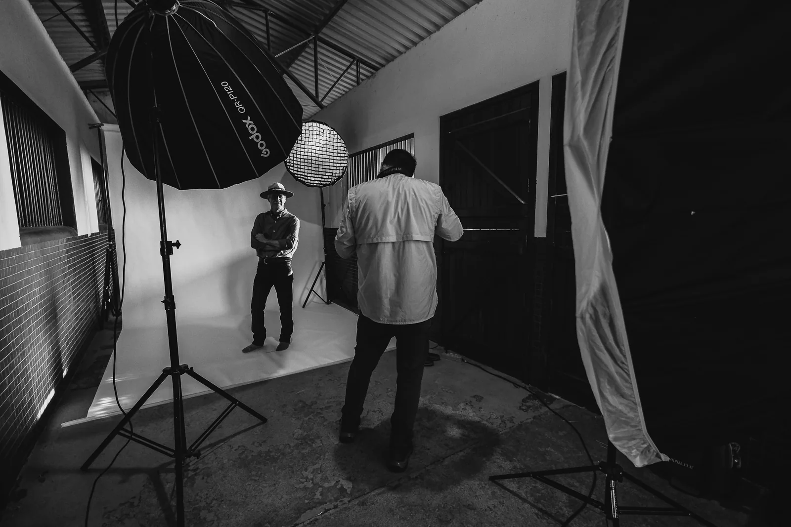 Montagem de iluminação para retrato durante uma produção interna no estúdio.