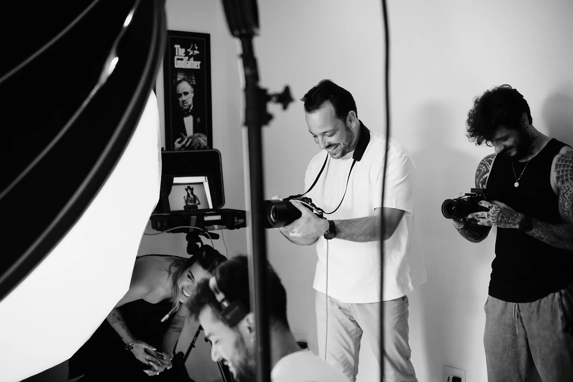 Daniel, cofundador da ReAll Image Studio, fotografando durante uma produção, em preto e branco.