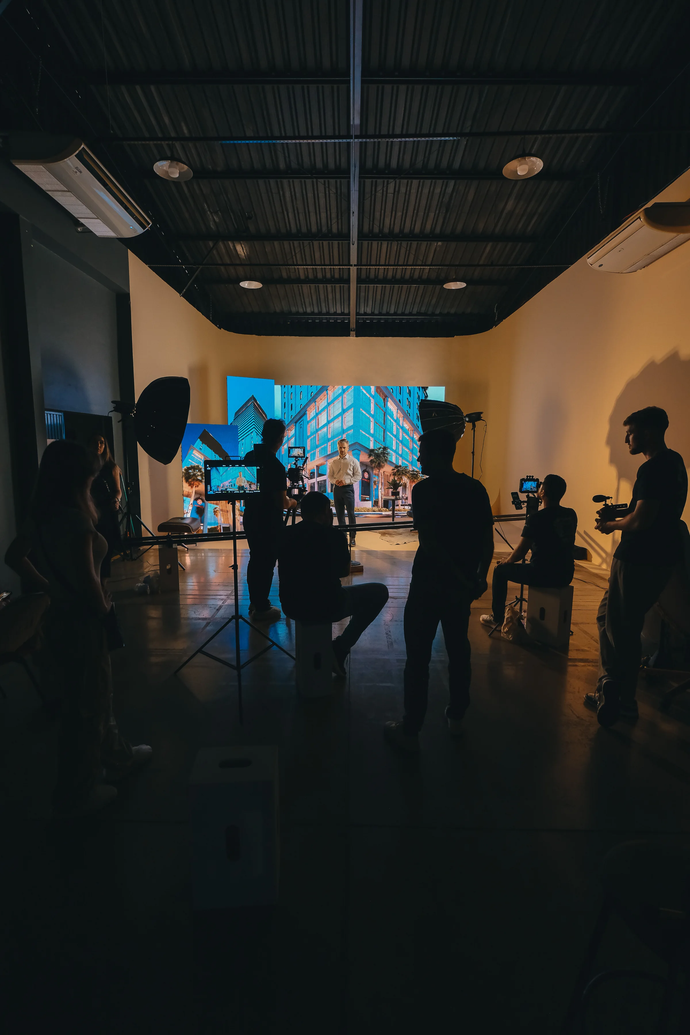 Equipe e cenário durante uma produção fotográfica no estúdio da ReAll Image.